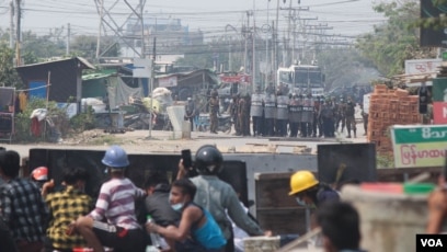 抗议者2021年3月3日在缅甸曼德勒与警方对峙。(美国之音缅甸语组记者铁昂宽拍摄)